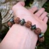 Bracelet abeilles pierres de turquoise et graines rudraksha
