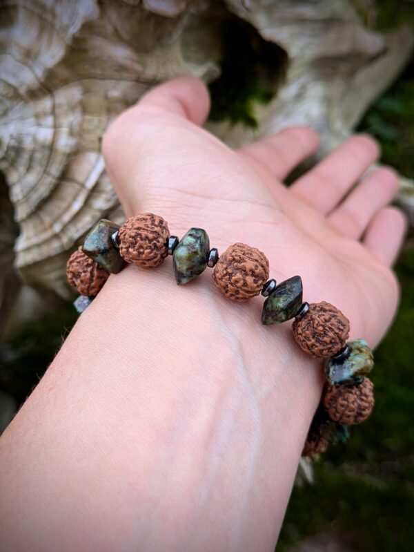 Bracelet abeilles pierres de turquoise et graines rudraksha