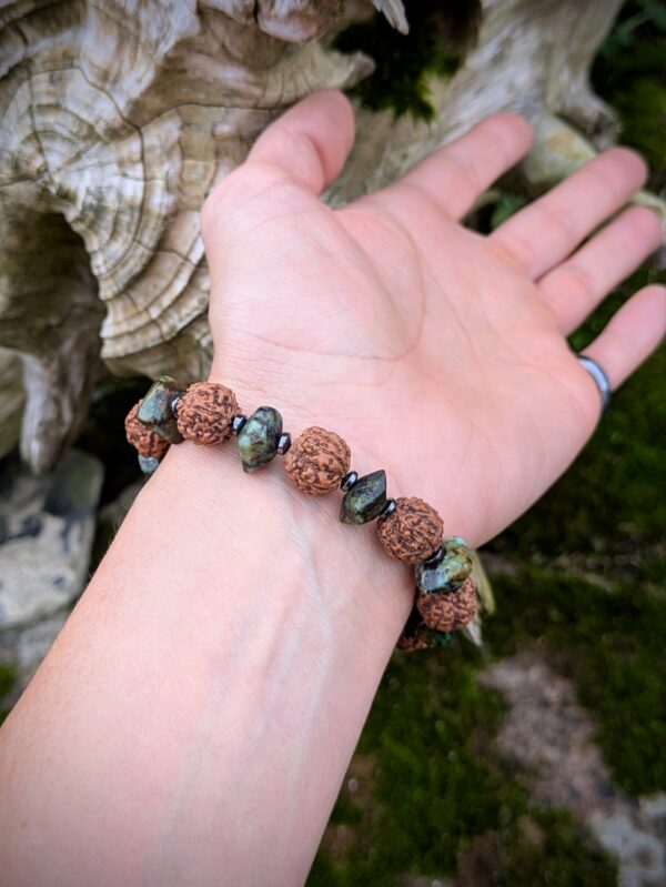 Bracelet abeilles pierres de turquoise et graines rudraksha