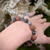 Bracelet abeilles pierres de turquoise et graines rudraksha