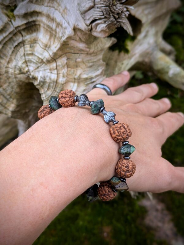 Bracelet abeilles pierres de turquoise et graines rudraksha