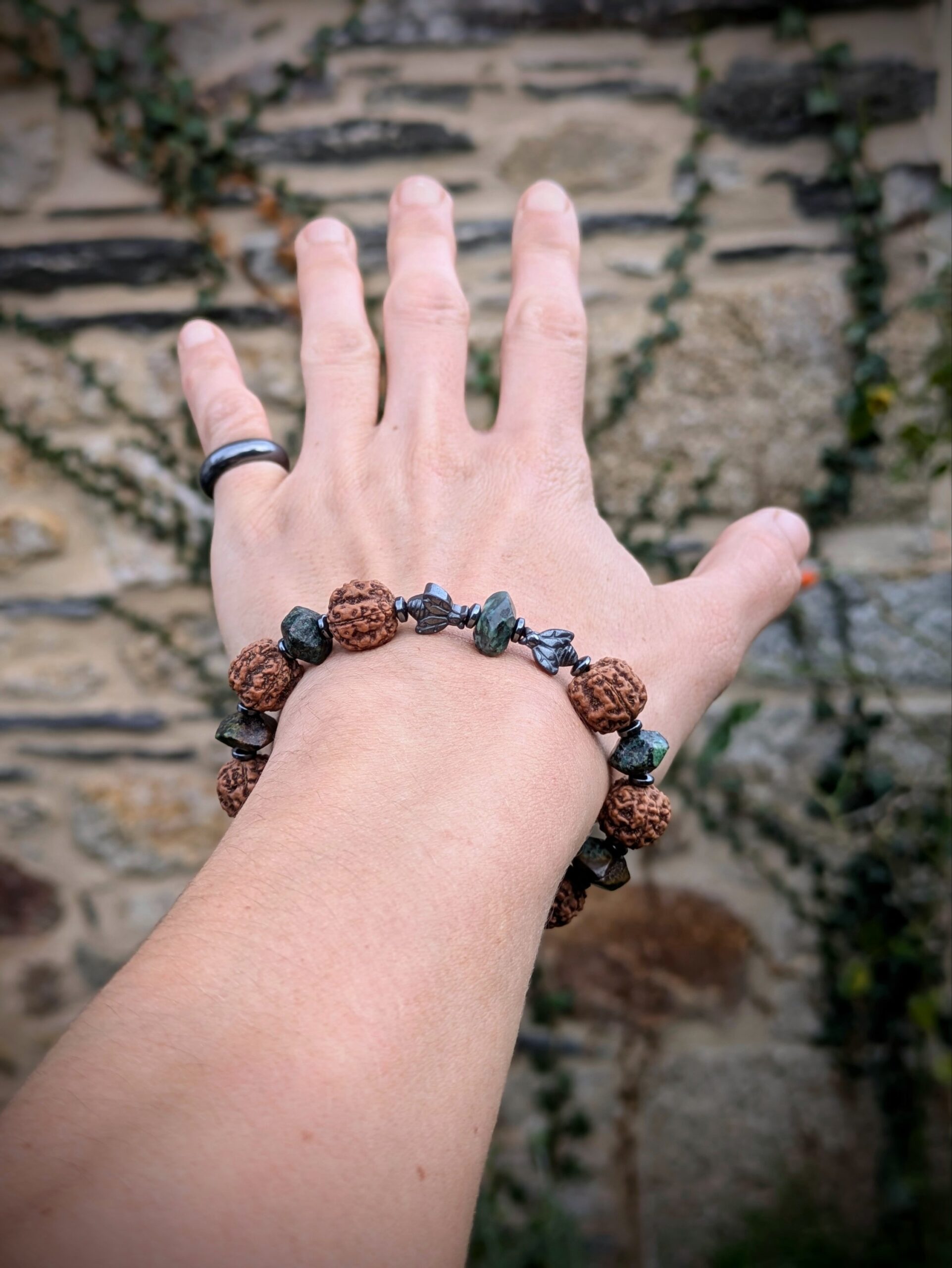 Bracelet abeilles pierres de turquoise et graines rudraksha