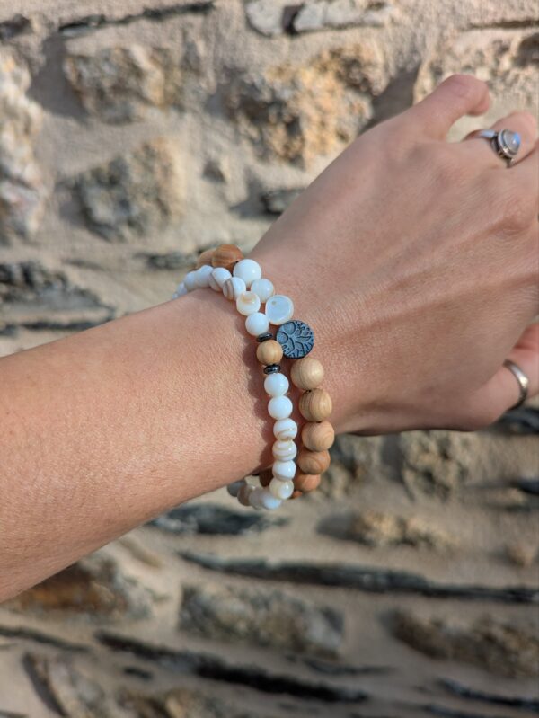 Assortiment de 2 bracelets arbre de vie bois et nacre