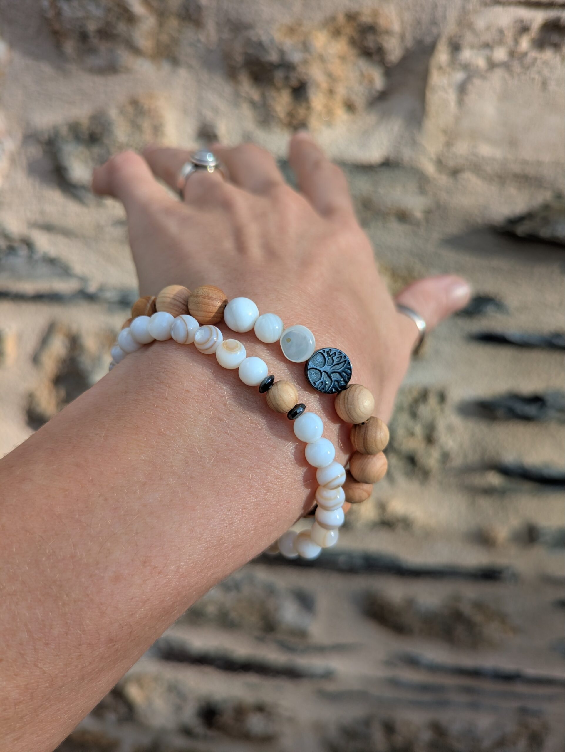Assortiment de 2 bracelets arbre de vie bois et nacre